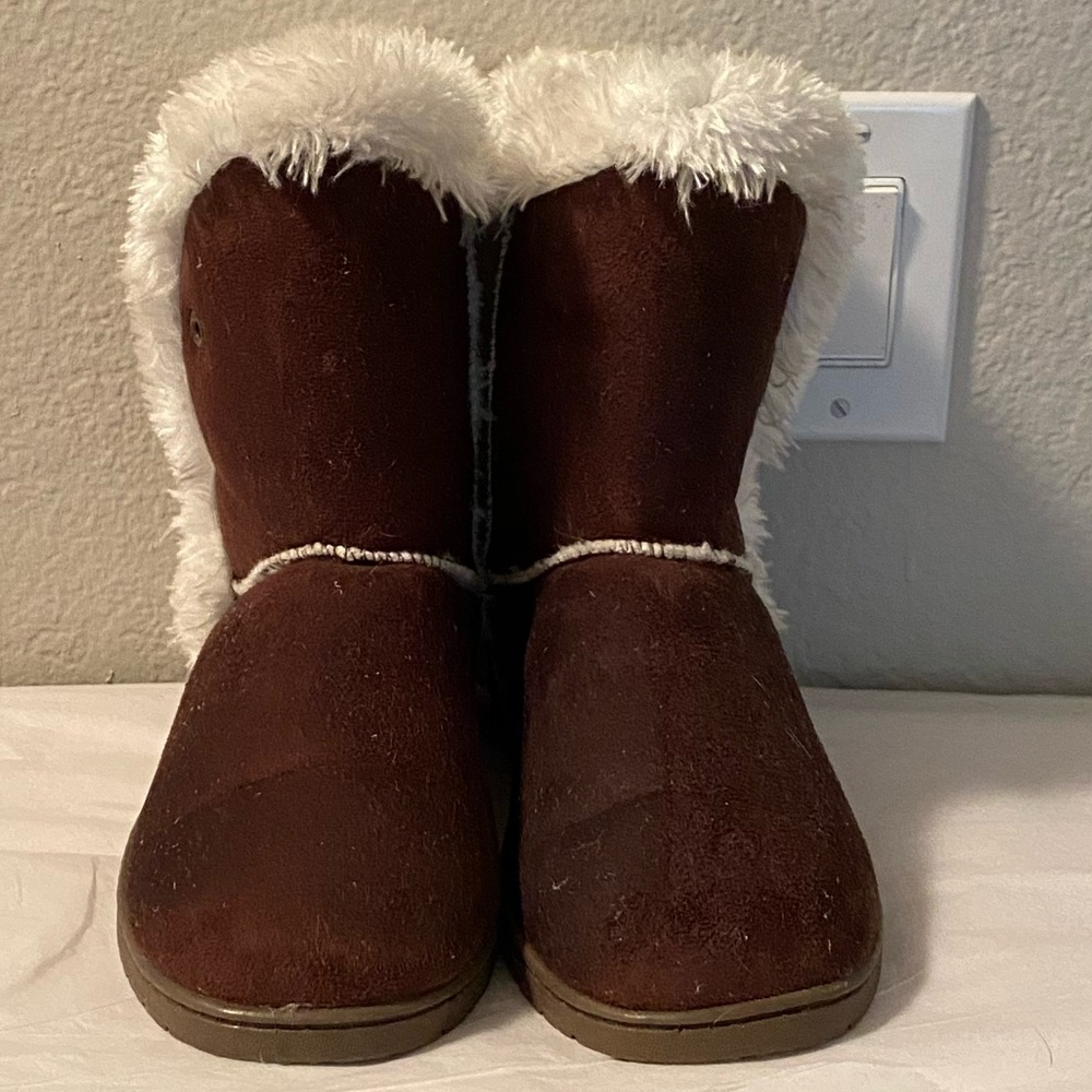 Dawgs women size 11 slippers.